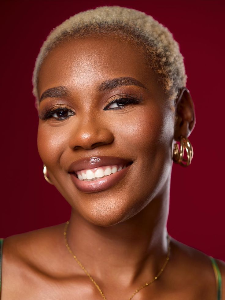 parce que la beauté s’exprime sous toutes ses nuances ✨ 👩 💼 @the kawely 💄 @orlane kra 📸 @h2ngraph 🏠 @h2nstudios #timelessstyle #bwphotography #colorpop #inspiration #elegantmood